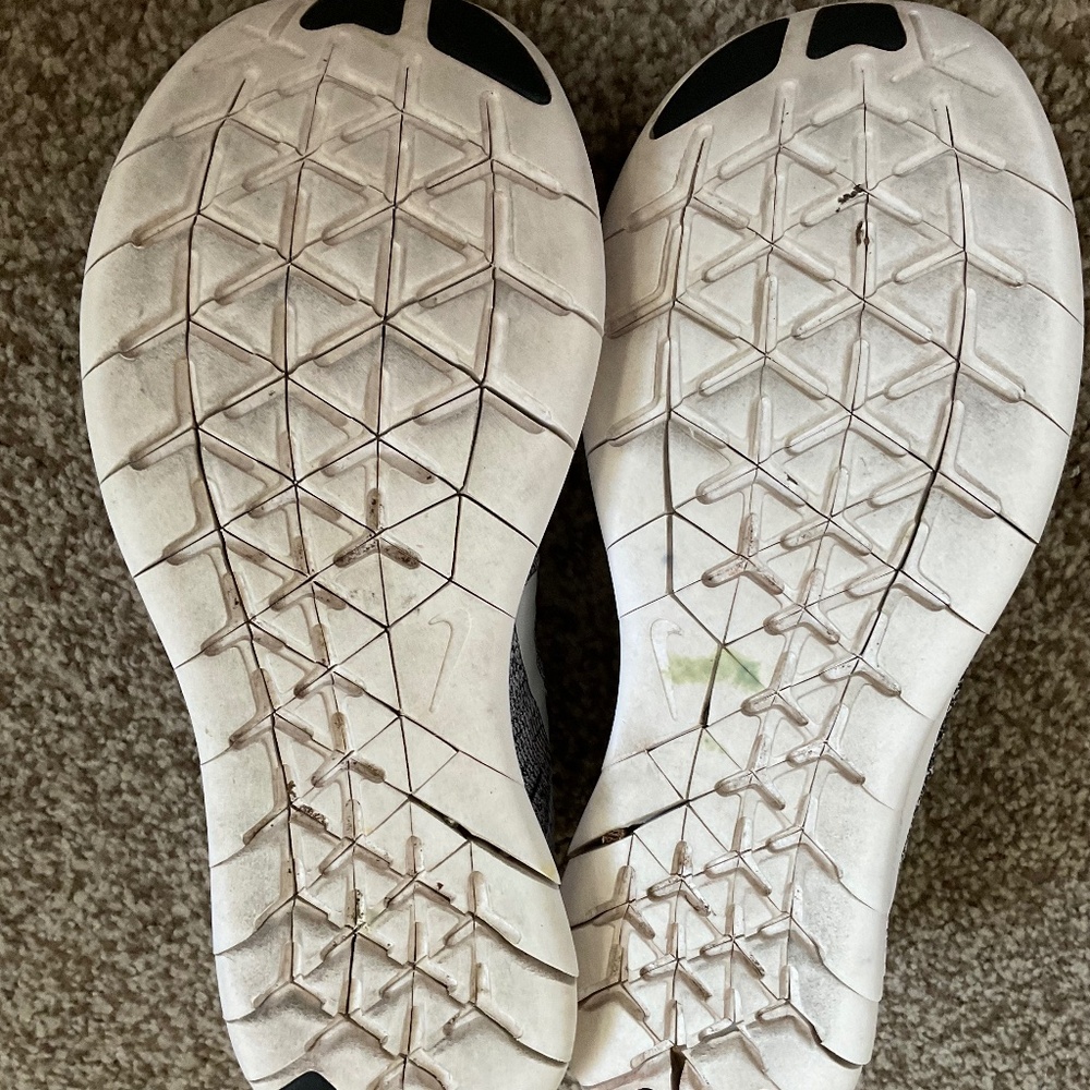 Womens Nike Free RN Flyknit running shoes, black and white, size 7. - Picture 3 of 4